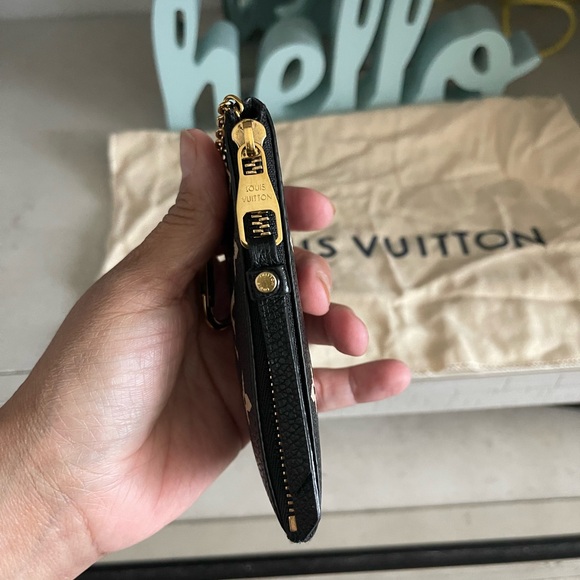 Louis Vuitton - Picture 5 of 11